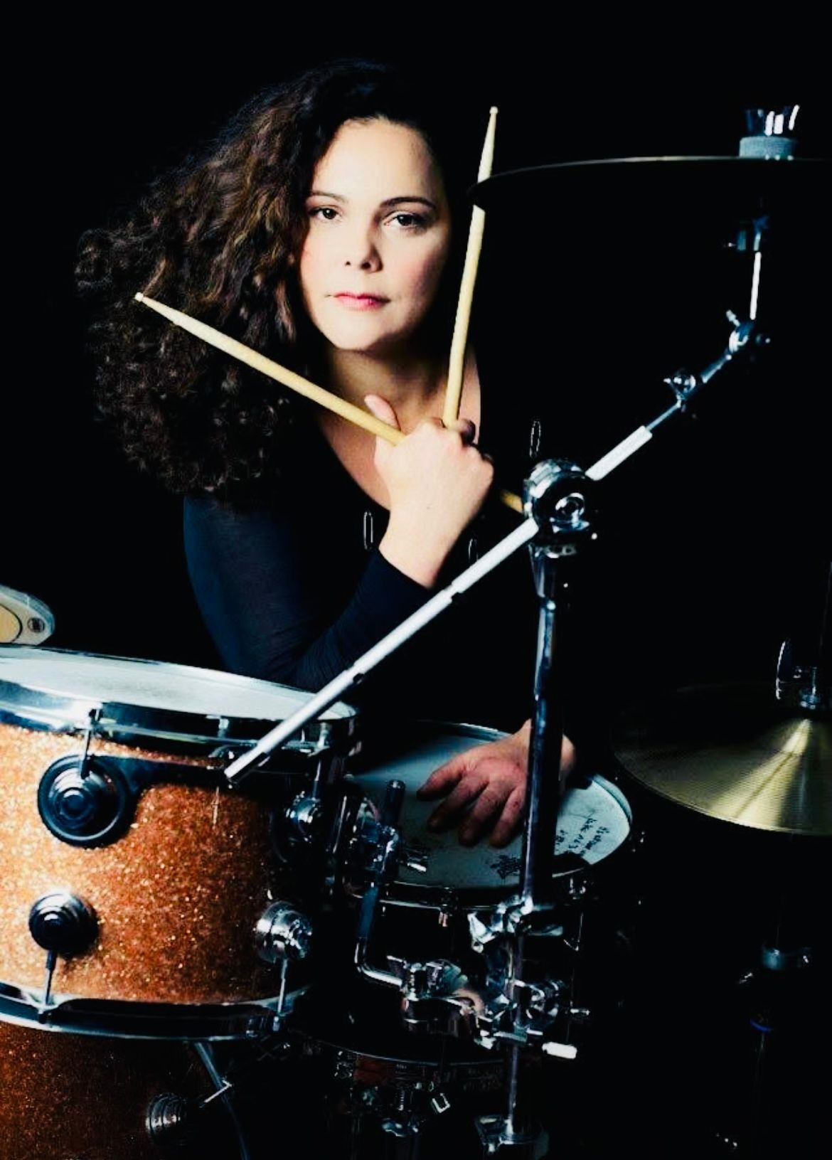 La percusionista y baterista Katrina Martínez Marrupe fue una de las primeras mujeres en su país en estudiar percusión y hacerse un nombre en el mundo de los instrumentos de la percusión en Cuba, representando la nueva generación de músicos cubanos de esa época. Katrina Martínez Marrupe nació en Bayamo, Cuba, a la edad de 11 años fue aceptada en el prestigioso Conservatorio Nacional de Música de La Habana, donde estudió percusión clásica y percusión afrocubana. A los 18 años realizó su primera gira mundial y desde entonces ha dado innumerables conciertos en Europa y alrededor del mundo. Desde 1996, reside en Berlín, Alemania, donde ha desarrollado su carrera musical en varios proyectos, incursionando en diversos estilos como el jazz latino, rock, pop, funk, Blues, música cubana y música clásica.